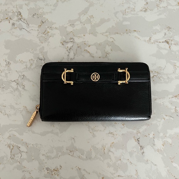 Tory Burch Handbags - Tory Burch Black Continental Wallet
